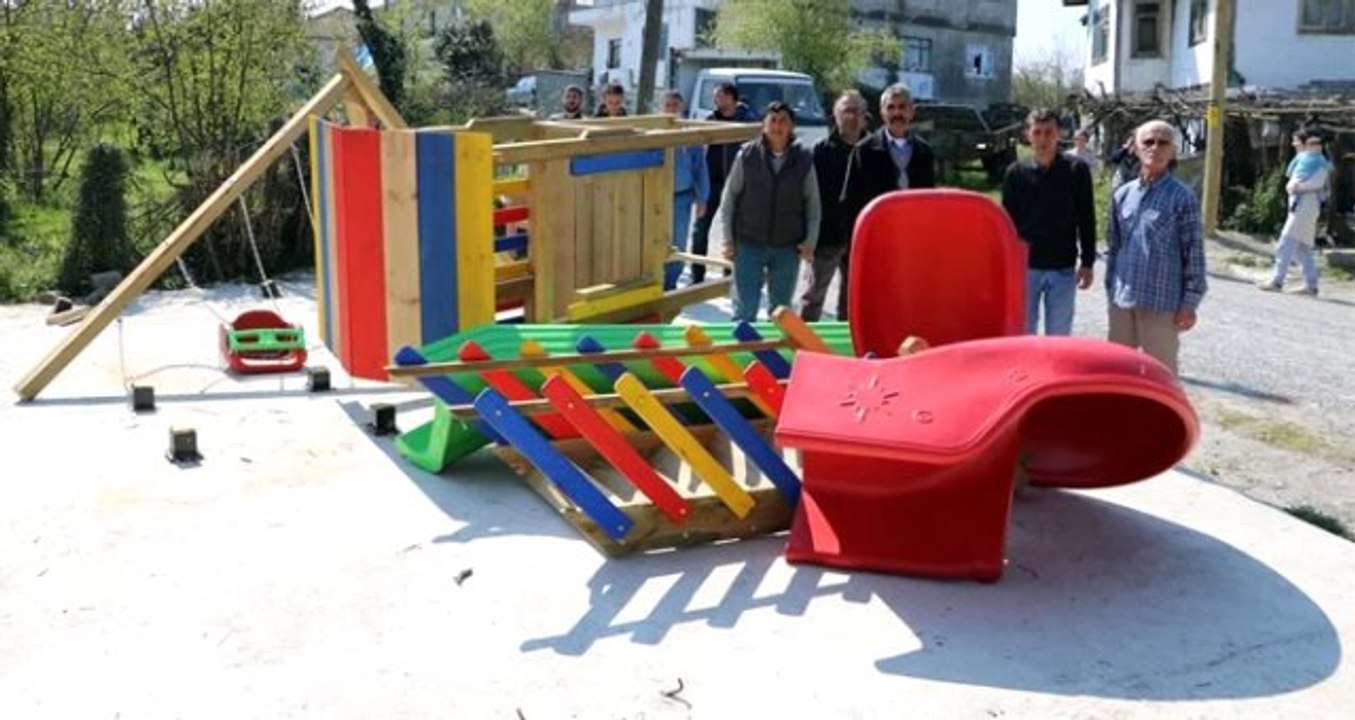 Cenk Eren ve Işın Karaca Kazanamadığı İçin Yaptırdığı Parkı Yıktıran Muhtar'a Tepki Gösterdi