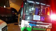 Caminhão e ônibus do transporte público colidem no Trevo da Petrocon