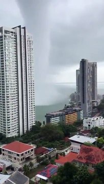Une énorme trombe marine se dirige vers la ville de Penang en Malaisie