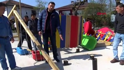 Seçimi kaybeden muhtar çocuk parkını söktü