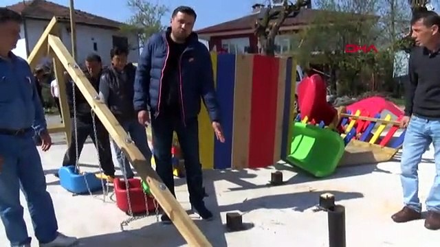 Seçimi kaybeden muhtar çocuk parkını söktü