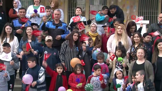 Özel çocuklar polis yeleği giydi, polis sireni çaldı