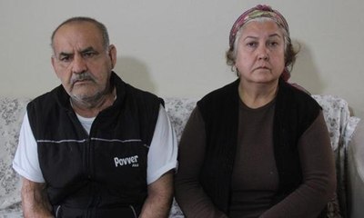 Yaşlı karı kocayı dolandırıp dalga geçtiler!