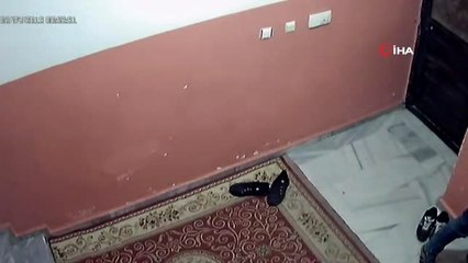 Elma Yiyerek Ayakkabı Çalan Hırsız Kamerada