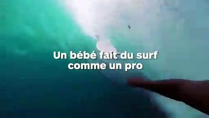 Un bébé glisse sur une vague, à l'âge où certains tiennent à peine sur leurs jambes !