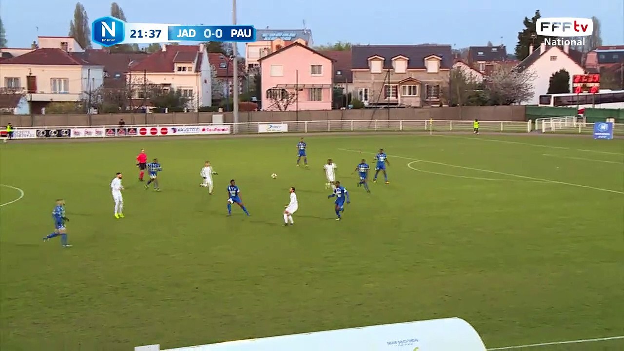 BLa tête de JARJU est directement dans les bras du gardien.