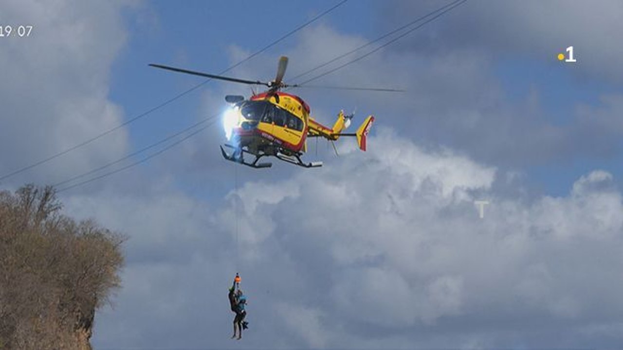 Un hélicoptère de sécurité civile percute des lignes de haute tension en plein sauvetage