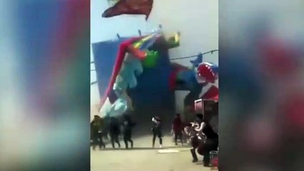 Tornado se lleva castillo inflable con varios niños dentro y causa tragedia
