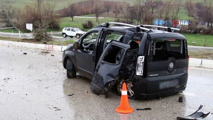 Refüje çıkan araç direği yerinden söktü: 3 yaralı