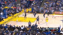 Durant sinks one-handed dunk