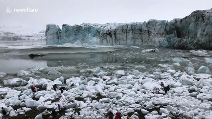 Un glacier s'effondre et force les touristes à se mettre à l'abri en Islande