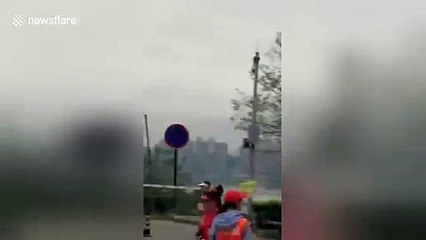 Un hélicoptère vole trop bas lors d'un marathon (Chine)