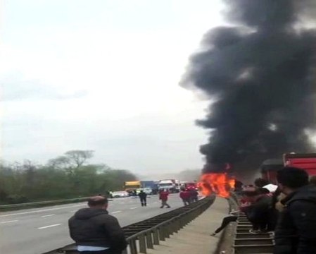Lastiği Patlayarak Devrilen Tır Otoyolu Savaş Alanına Döndürdü