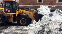 Kar yağışının sürdüğü Karlıova'dan 5 bin kamyon kar taşındı