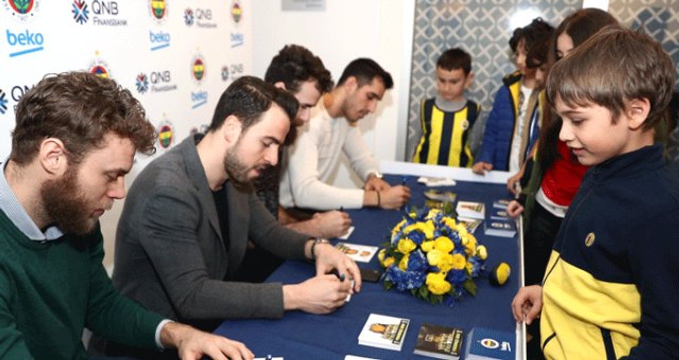 Fenerbahçeli Yıldızlar İmza Gününde Taraftarla Buluştu