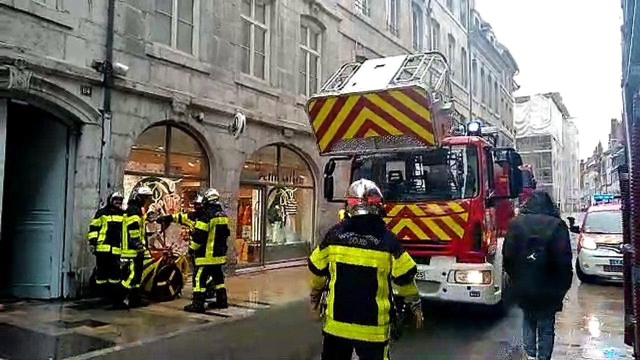 Suspicion d'incendie à Besançon : un important dispositif de pompiers déployé