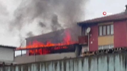 Ümraniye'deki Çatı Yangınına Vatandaş Su Şişesiyle Müdahale Etti