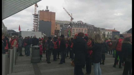Près de 600 personnes à la gare des Guillemins contre le pacte d'excellence