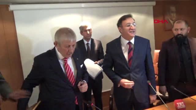 Amasya MHP'li Başkan, Makam Odasının Kapısını Söktürdü