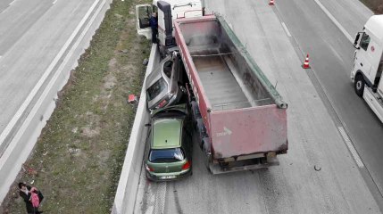 Descargar video: Froyennes A8 accident spectaculaire camion deux voitures