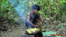 La Technologie Primitive - Manger de délicieuses - Cuisson du poulet de la tête sur un rocher