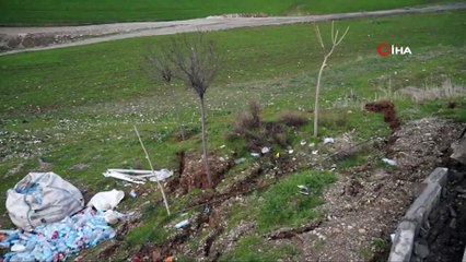 Mahallede yaşanan toprak kayması korkutuyor