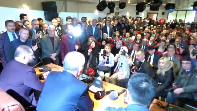 MHP’li Başkan Sarı'nın ilk işi makam kapısını söktürmek oldu