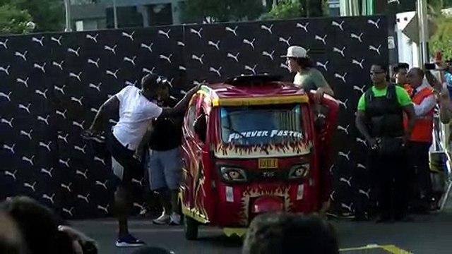 Usain Bolt fait la course contre un moto-taxi à Lima (2)