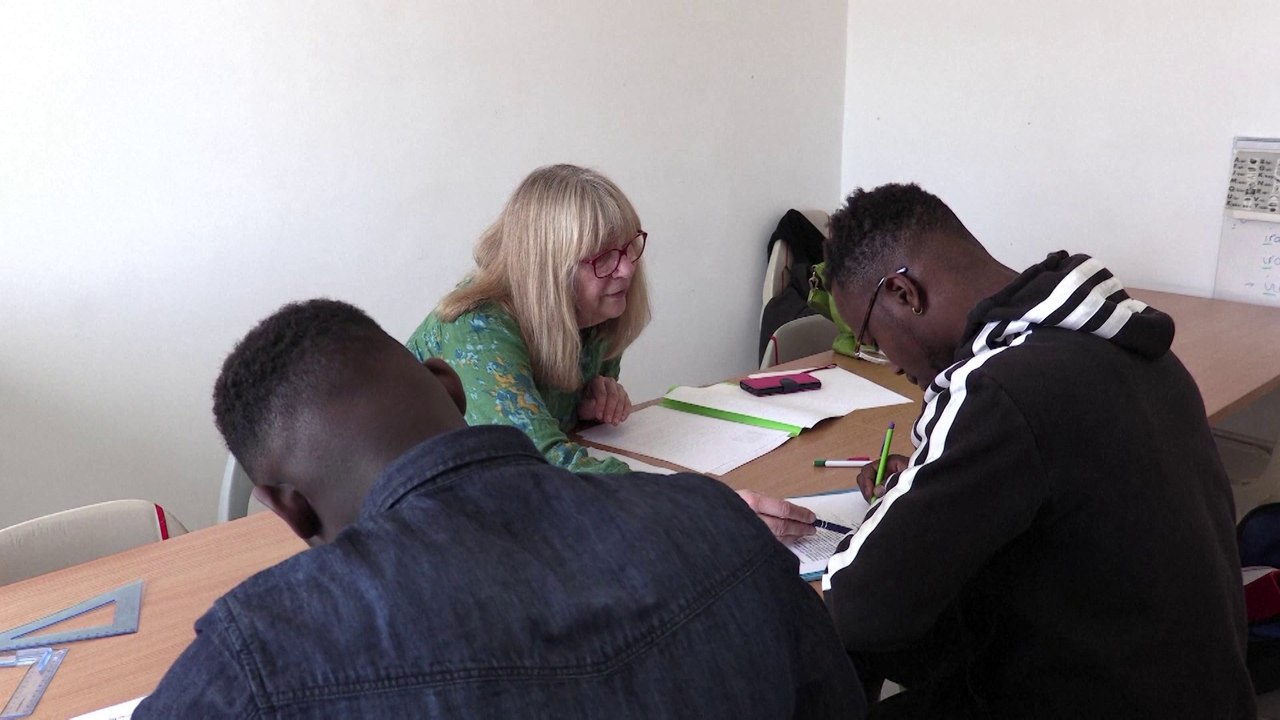 Dans ce petit village breton, une école solidaire ouvre ses portes aux migrants