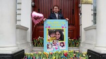 همسر نازنین زاغری‌رتکلیف با شاخه‌های گل در برابر سفارت ایران در لندن