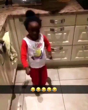 Cet enfant va vous faire pleurer de rire. Regardez !