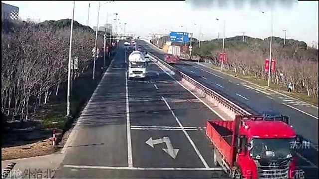 Highway light knocked down in lorry road rage incident in China