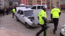 Kaçan ehliyetsiz sürücü polis otosuna çarptı