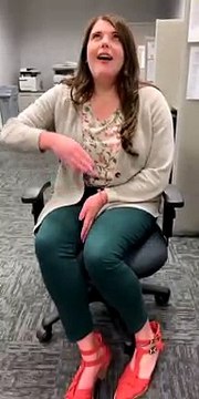 Cette femme a un incroyable talent, elle peut imiter une alarme de voiture