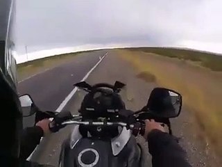 Descargar video: Un motard prévient un autre que sa moto est en train de prendre feu !