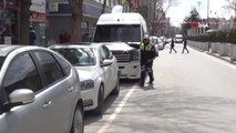 18 Yıldır Aynı Caddede Görev Yapan Trafik Polisine Esnaflardan Veda