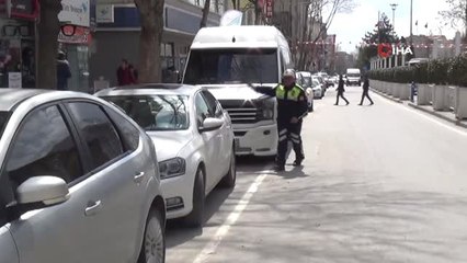 18 Yıldır Aynı Caddede Görev Yapan Trafik Polisine Esnaflardan Veda