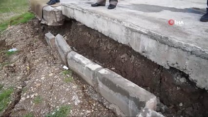 Mahallede Yaşanan Toprak Kayması Korkutuyor