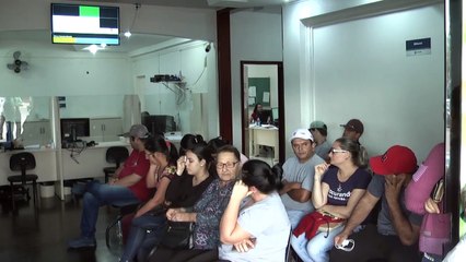 Mulher demonstra insatisfação após aguardar horas por consulta médica