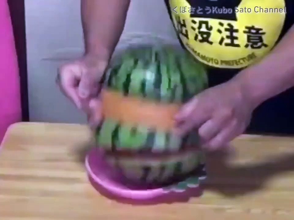 Il entoure une pastèque avec des centaines d'élastiques et paaaaaf