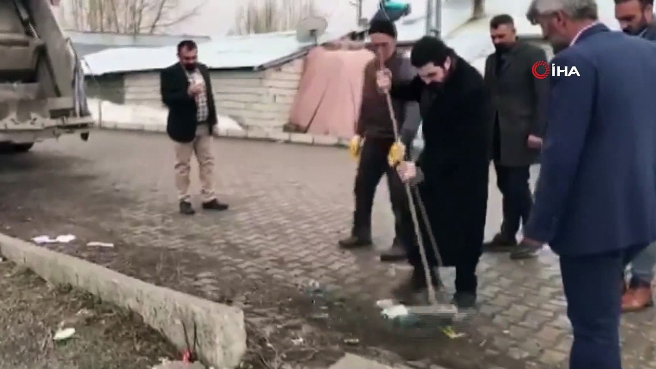 Ağrı Belediye Başkanı Sayan, fırçayla sokakları temizledi