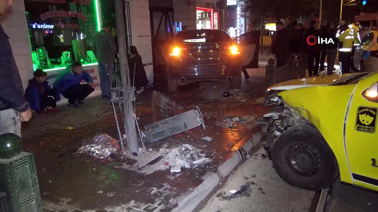 'U dönüşü' yapmaya çalışan ticari taksiye, otomobil çarptı