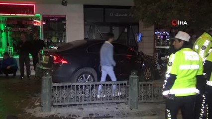 U Dönüşü" Yapmaya Çalışan Ticari Taksiye, Otomobil Çarptı