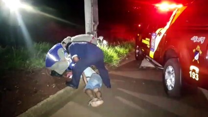 Ciclista fica inconsciente após ser atingido por carro