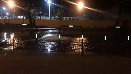 Reggio Calabria - perdita di acqua  solleva tombino