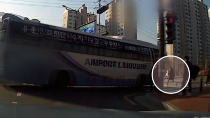 '신호 위반' 공항버스 돌진 등굣길 여고생 중상 / YTN