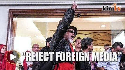 Najib supporters chant slogans against foreign media