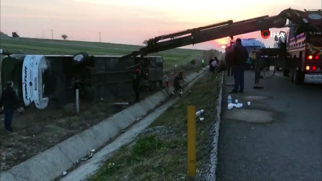 Çardak'da otobüs şarampole yuvarlandı, çok sayıda yaralı var