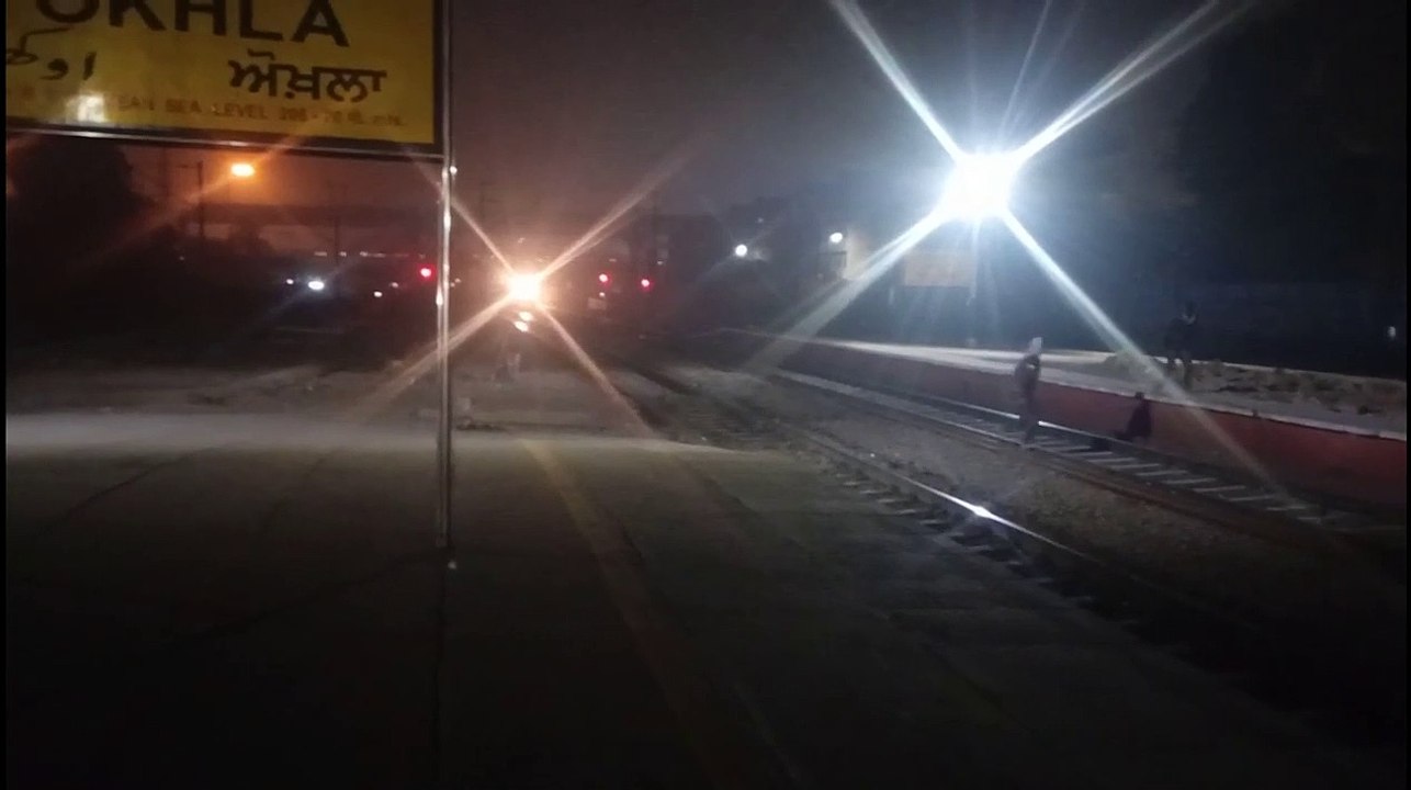 Indian Railway - U A Toofan Express (13007) Entering Okhla Station