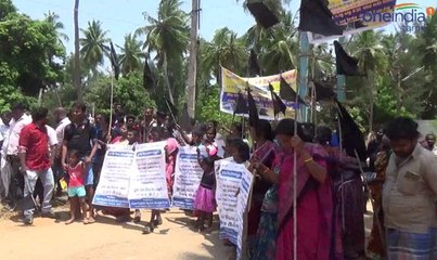 அடிப்படை வசதிகள் செய்துதராததிற்கு கண்டனம்.. வீடுகளில் கருப்புக்கொடி ஏற்றி கிராம மக்கள் எதிர்ப்பு